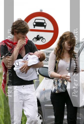 8 augustus 2007
Tara Elders met Michiel Huisman en baby