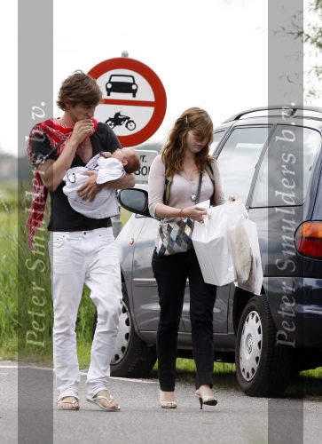 8 Augustus,Tara Elders met Michiel Huisman en baby
