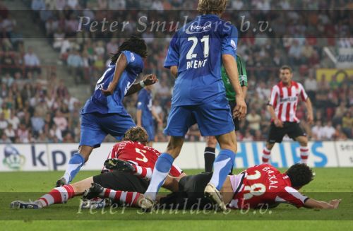 Eindhoven, 25 Augustus 2007 Eerste thuiswedstrijd Seizoen 2007/2008 PSV-NEC, eindstand 5-0
Mike Zonneveld met Otman Bakkal onderuit