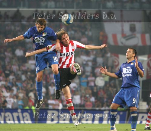 Eindhoven, 25 Augustus 2007 Eerste thuiswedstrijd Seizoen 2007/2008 PSV-NEC, eindstand 5-0
Mike Zonneveld in duel met Brett Holman