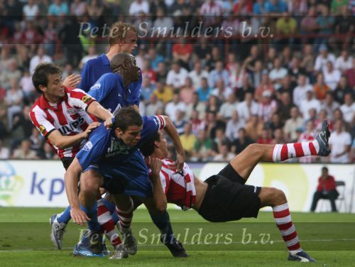 Eindhoven, 25 Augustus 2007 Eerste thuiswedstrijd Seizoen 2007/2008 PSV-NEC, eindstand 5-0
Otman Bakkal in de tang