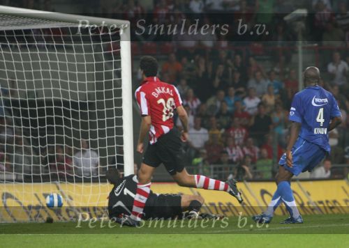 Eindhoven, 25 Augustus 2007 Eerste thuiswedstrijd Seizoen 2007/2008 PSV-NEC, eindstand 5-0
Otman Bakkal is erg blij met zijn doelpunt (4-0)