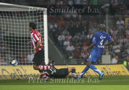 Eindhoven, 25 Augustus 2007 Eerste thuiswedstrijd Seizoen 2007/2008 PSV-NEC, eindstand 5-0
Otman Bakkal is erg blij met zijn doelpunt (4-0)