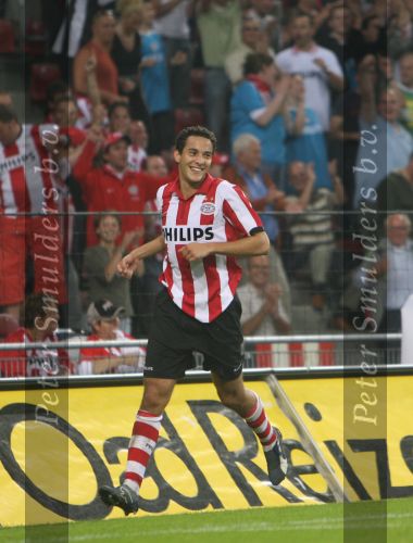Eindhoven, 25 Augustus 2007 Eerste thuiswedstrijd Seizoen 2007/2008 PSV-NEC, eindstand 5-0
Otman Bakkal is erg blij met zijn doelpunt (4-0)