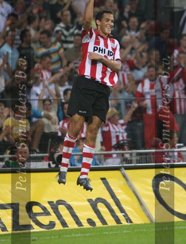 Eindhoven, 25 Augustus 2007 Eerste thuiswedstrijd Seizoen 2007/2008 PSV-NEC, eindstand 5-0
Otman Bakkal is erg blij met zijn doelpunt (4-0)