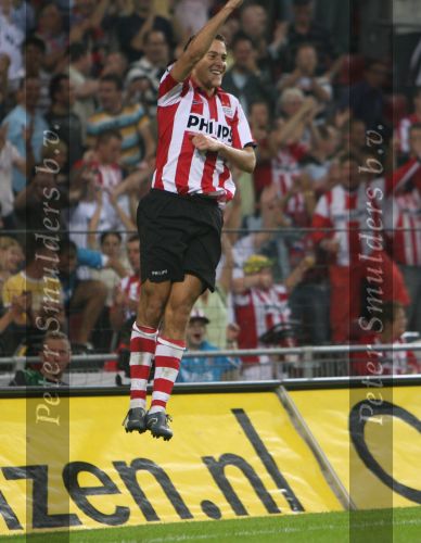 Eindhoven, 25 Augustus 2007 Eerste thuiswedstrijd Seizoen 2007/2008 PSV-NEC, eindstand 5-0
Otman Bakkal is erg blij met zijn doelpunt (4-0)