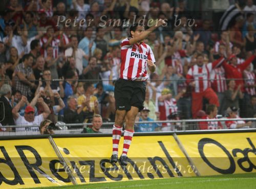 Eindhoven, 25 Augustus 2007 Eerste thuiswedstrijd Seizoen 2007/2008 PSV-NEC, eindstand 5-0
Otman Bakkal is erg blij met zijn doelpunt (4-0)
