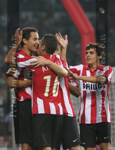 Eindhoven, 25 Augustus 2007 Eerste thuiswedstrijd Seizoen 2007/2008 PSV-NEC, eindstand 5-0
Otman Bakkal is erg blij met zijn doelpunt (4-0)