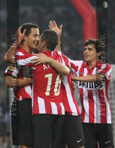 Eindhoven, 25 Augustus 2007 Eerste thuiswedstrijd Seizoen 2007/2008 PSV-NEC, eindstand 5-0
Otman Bakkal is erg blij met zijn doelpunt (4-0) en wordt gefeliciteerd door Ismail Aissati en Fagner