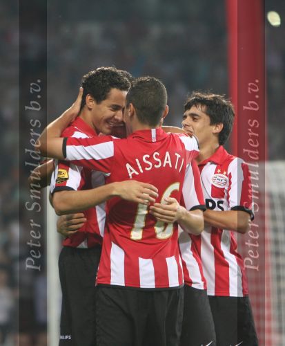 Eindhoven, 25 Augustus 2007 Eerste thuiswedstrijd Seizoen 2007/2008 PSV-NEC, eindstand 5-0
Otman Bakkal is erg blij met zijn doelpunt (4-0) en wordt gefeliciteerd door Ismail Aissati en Fagner