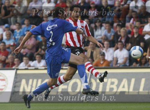 Eindhoven, 25 Augustus 2007 Eerste thuiswedstrijd Seizoen 2007/2008 PSV-NEC, eindstand 5-0
Otman Bakkal contra Jonas Olsson