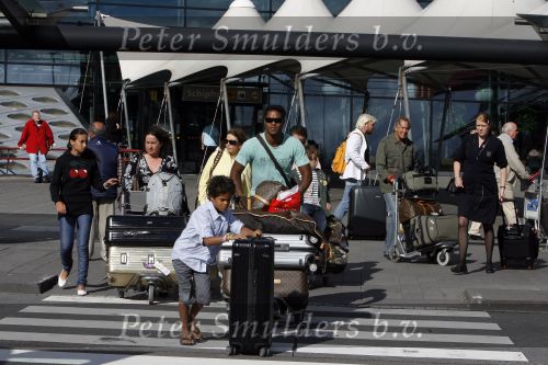 Schiphol 29 juli 2007
Patrick Kluivert en zij zwangere vriendin Rossana Lima komen terug met hun kindreen van vakantie op ibiza.