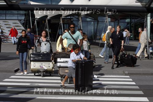 Schiphol 29 juli 2007
Patrick Kluivert en zij zwangere vriendin Rossana Lima komen terug met hun kindreen van vakantie op ibiza.