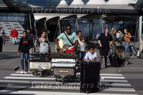 Schiphol 29 juli 2007
Patrick Kluivert en zij zwangere vriendin Rossana Lima komen terug met hun kinderen van vakantie op ibiza.