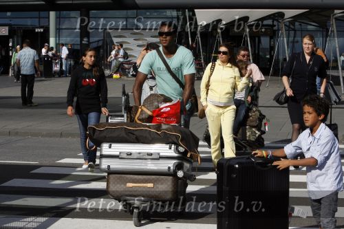 Schiphol 29 juli 2007
Patrick Kluivert en zij zwangere vriendin Rossana Lima komen terug met hun kinderen van vakantie op ibiza.