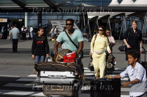 Schiphol 29 juli 2007
Patrick Kluivert en zij zwangere vriendin Rossana Lima komen terug met hun kindreen van vakantie op ibiza.