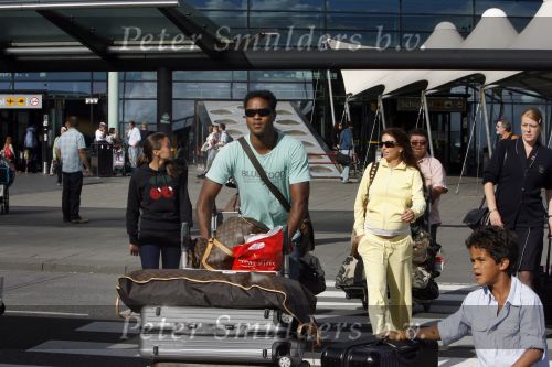 Schiphol 29 juli 2007
Patrick Kluivert en zij zwangere vriendin Rossana Lima komen terug met hun kindreen van vakantie op ibiza.
