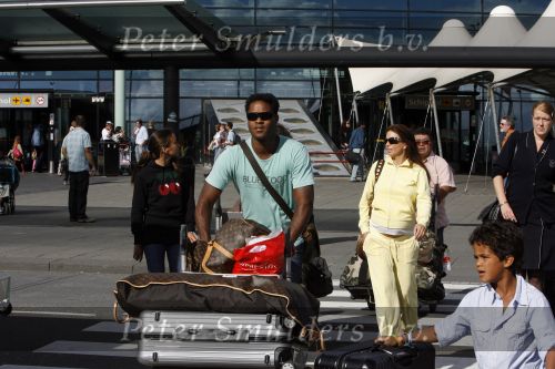 Schiphol 29 juli 2007
Patrick Kluivert en zij zwangere vriendin Rossana Lima komen terug met hun kindreen van vakantie op ibiza.