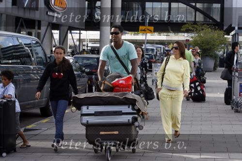 Schiphol 29 juli 2007
Patrick Kluivert en zij zwangere vriendin Rossana Lima komen terug met hun kindreen van vakantie op ibiza.
