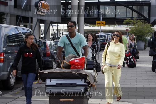 Schiphol 29 juli 2007
Patrick Kluivert en zij zwangere vriendin Rossana Lima komen terug met hun kinderen van vakantie op ibiza.