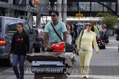 Schiphol 29 juli 2007
Patrick Kluivert en zij zwangere vriendin Rossana Lima komen terug met hun kinderen van vakantie op ibiza.