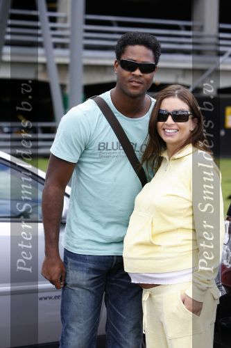 Schiphol 29 juli 2007
Patrick Kluivert en zij zwangere vriendin Rossana Lima komen terug met hun kindreen van vakantie op ibiza.