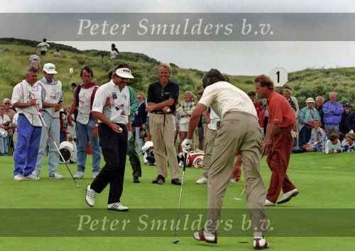 Noordwijk, 22 Juli 1992
Dutch Open Golf 1992 Heineken Open 1992
Op de Noordwijkse golfclub
Payne Stewart geheel recht, Greg Norman