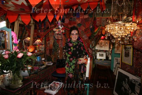 Den Ilp, 14 Juli 2007
Petra Heyboer, een van de vijf bruiden van de inmiddels ruim 2 jaar geleden overleden Anton Heyboer runt nog dagelijks haar winkeltje