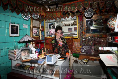 Den Ilp, 14 Juli 2007
Petra Heyboer, een van de vijf bruiden van de inmiddels ruim 2 jaar geleden overleden Anton Heyboer runt nog dagelijks haar winkeltje