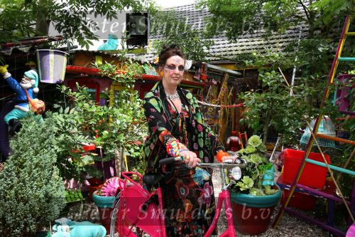Den Ilp, 14 Juli 2007
Petra Heyboer, een van de vijf bruiden van de inmiddels ruim 2 jaar geleden overleden Anton Heyboer runt nog dagelijks haar winkeltje