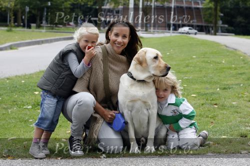 Amstelveen 9 augustus 2007
Renee Vervoorn met dochter Lisa en hond  Sumo ( hond van Anouk Smulders) bij de bosbaan.
Peter Smulders bv
