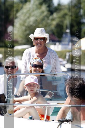 Loosdrecht 5 augustus 2007
Ria Valk is weer terug bij haar ex vriend. Ria op boot aan het varen met docter Monique en kleindochter.
