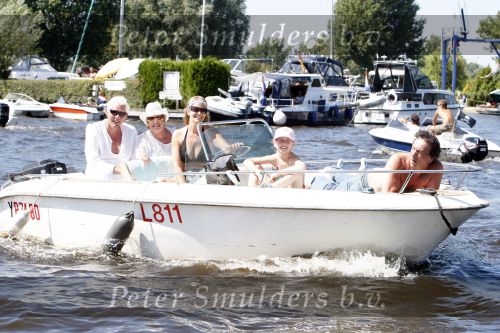 Loosdrecht 5 augustus 2007
Ria Valk is weer terug bij haar ex vriend. Ria op boot aan het varen met docter Monique en kleindochter.