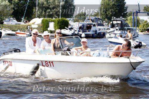Loosdrecht 5 augustus 2007
Ria Valk is weer terug bij haar ex vriend. Ria op boot aan het varen met docter Monique en kleindochter.