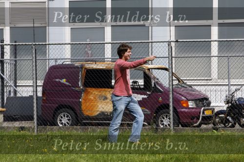 Amsterdam, 27 Juli 2007
Een lachende Rick Brandsteder ging vandaag met zijn broer Robert Brandsteder en chauffeur Menno Kohler de auto van zijn moeder ophalen die hij afgelopen week met drank op in elkaar had gereden.
Na een nachtje cel mocht hij weer naar huis.
Foto Peter Smulders BV