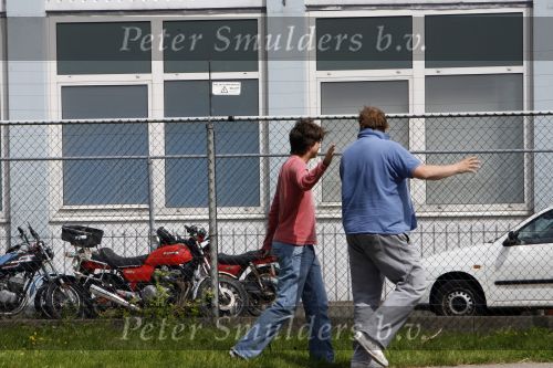 Amsterdam, 27 Juli 2007
Een lachende Rick Brandsteder ging vandaag met zijn broer Robert Brandsteder en chauffeur Menno Kohler de auto van zijn moeder ophalen die hij afgelopen week met drank op in elkaar had gereden.
Na een nachtje cel mocht hij weer naar huis.
Foto Peter Smulders BV
