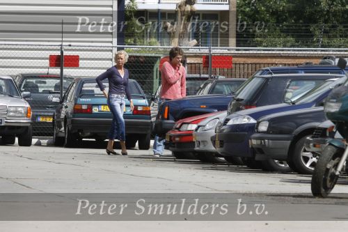 Amsterdam, 27 Juli 2007
Rick Brandsteder ging vandaag met zijn broer Robert Brandsteder en chauffeur Menno Kohler de auto van zijn moeder ophalen die hij afgelopen week met drank op in elkaar had gereden.
Na een nachtje cel mocht hij weer naar huis.
Foto Peter Smulders BV