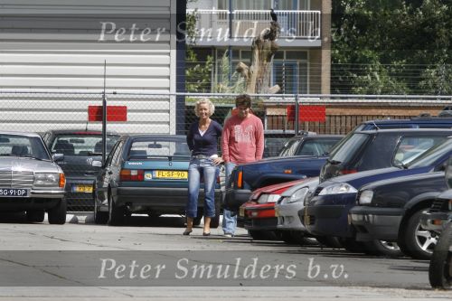 Amsterdam, 27 Juli 2007
Een lachende Rick Brandsteder ging vandaag met zijn broer Robert Brandsteder en chauffeur Menno Kohler de auto van zijn moeder ophalen die hij afgelopen week met drank op in elkaar had gereden.
Na een nachtje cel mocht hij weer naar huis.
Corrie Visser