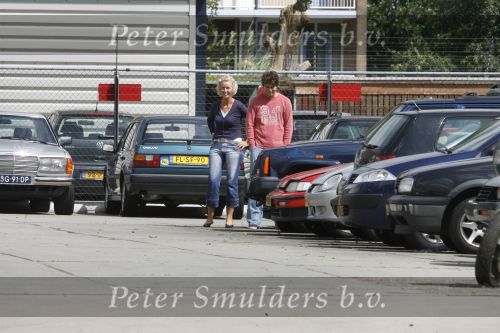 Amsterdam, 27 Juli 2007
Een lachende Rick Brandsteder met politiefunctionaris ging vandaag met zijn broer Robert Brandsteder en chauffeur Menno Kohler de auto van zijn moeder ophalen die hij afgelopen week met drank op in elkaar had gereden.
Na een nachtje cel mocht hij weer naar huis.
Foto Peter Smulders BV
