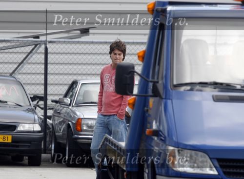 Amsterdam, 27 Juli 2007
Rick Brandsteder ging vandaag met zijn broer Robert Brandsteder en chauffeur Menno Kohler de auto van zijn moeder ophalen die hij afgelopen week met drank op in elkaar had gereden.
Na een nachtje cel mocht hij weer naar huis.
Foto Peter Smulders BV