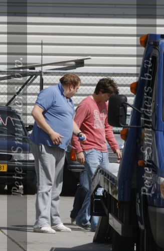 Amsterdam, 27 Juli 2007
Rick Brandsteder ging vandaag met zijn broer Robert Brandsteder en chauffeur Menno Kohler de auto van zijn moeder ophalen die hij afgelopen week met drank op in elkaar had gereden.
Na een nachtje cel mocht hij weer naar huis.
Foto Peter Smulders BV