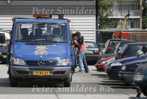 Amsterdam, 27 Juli 2007
Rick Brandsteder ging vandaag met zijn broer Robert Brandsteder en chauffeur Menno Kohler de auto van zijn moeder ophalen die hij afgelopen week met drank op in elkaar had gereden.
Na een nachtje cel mocht hij weer naar huis.
Foto Peter Smulders BV