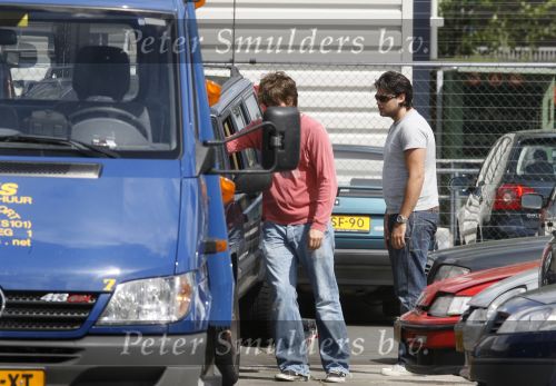 Amsterdam, 27 Juli 2007
Rick Brandsteder ging vandaag met zijn broer Robert Brandsteder en chauffeur Menno Kohler de auto van zijn moeder ophalen die hij afgelopen week met drank op in elkaar had gereden.
Na een nachtje cel mocht hij weer naar huis.
Foto Peter Smulders BV