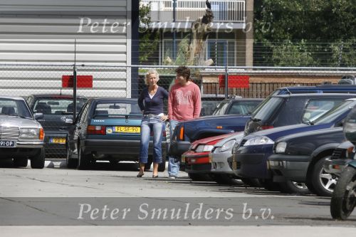 Amsterdam, 27 Juli 2007
Een lachende Rick Brandsteder ging vandaag met zijn broer Robert Brandsteder en chauffeur Menno Kohler de auto van zijn moeder ophalen die hij afgelopen week met drank op in elkaar had gereden.
Na een nachtje cel mocht hij weer naar huis.
Foto Peter Smulders BV