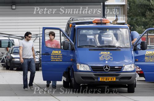 Amsterdam, 27 Juli 2007
Rick Brandsteder ging vandaag met zijn broer Robert Brandsteder en chauffeur Menno Kohler de auto van zijn moeder ophalen die hij afgelopen week met drank op in elkaar had gereden.
Na een nachtje cel mocht hij weer naar huis.
Foto Peter Smulders BV