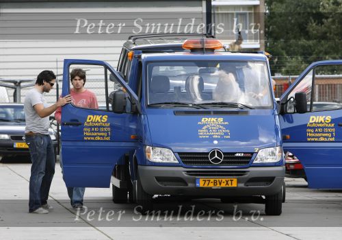 Amsterdam, 27 Juli 2007
Rick Brandsteder ging vandaag met zijn broer Robert Brandsteder en chauffeur Menno Kohler de auto van zijn moeder ophalen die hij afgelopen week met drank op in elkaar had gereden.
Na een nachtje cel mocht hij weer naar huis.
Foto Peter Smulders BV