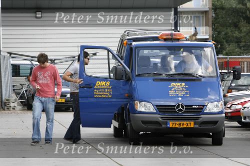 Amsterdam, 27 Juli 2007
Rick Brandsteder ging vandaag met zijn broer Robert Brandsteder en chauffeur Menno Kohler de auto van zijn moeder ophalen die hij afgelopen week met drank op in elkaar had gereden.
Na een nachtje cel mocht hij weer naar huis.
Foto Peter Smulders BV