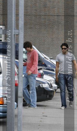Amsterdam, 27 Juli 2007
Rick Brandsteder ging vandaag met zijn broer Robert Brandsteder en chauffeur Menno Kohler de auto van zijn moeder ophalen die hij afgelopen week met drank op in elkaar had gereden.
Na een nachtje cel mocht hij weer naar huis.
Foto Peter Smulders BV