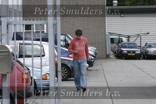 Amsterdam, 27 Juli 2007
Rick Brandsteder ging vandaag met zijn broer Robert Brandsteder en chauffeur Menno Kohler de auto van zijn moeder ophalen die hij afgelopen week met drank op in elkaar had gereden.
Na een nachtje cel mocht hij weer naar huis.
Foto Peter Smulders BV