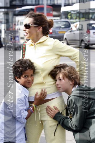 Schiphol 29 juli 2007
Patrick Kluivert en zij zwangere vriendin Rossana Lima komen terug met hun kinderen van vakantie op ibiza.